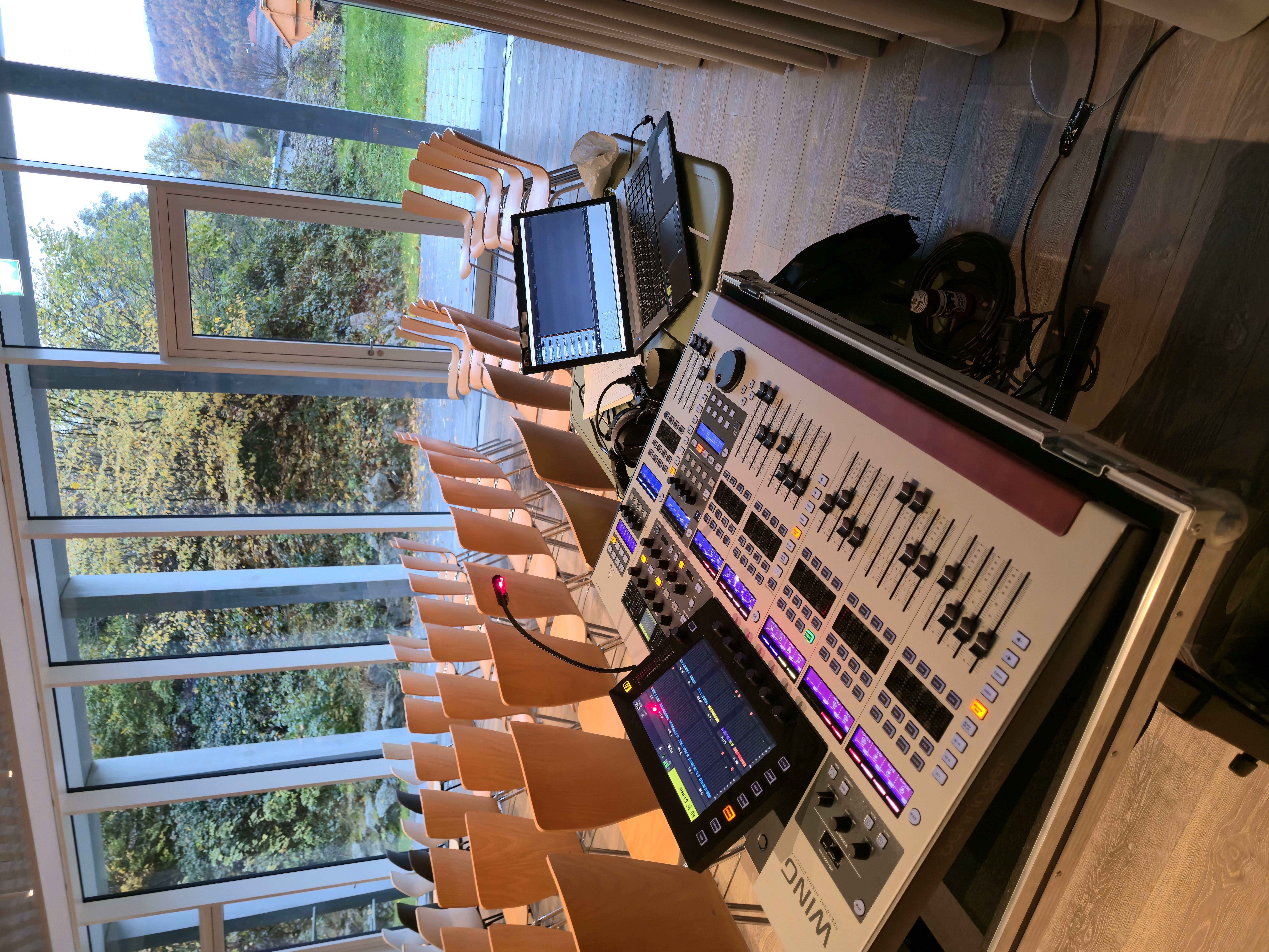 Behringer Wing Mischpult im Veranstaltungssaal