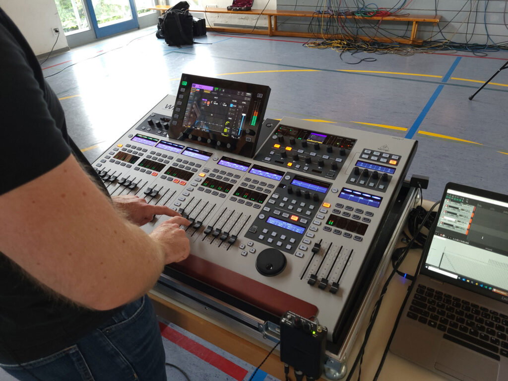 Am Behringer Wing Mischpult