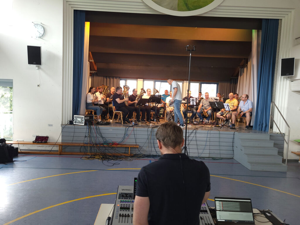 Recording-Session mit Blasorchester